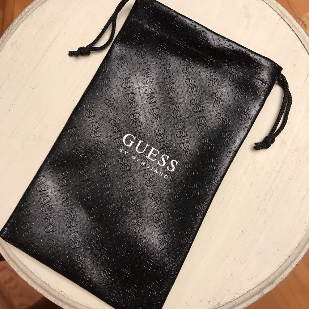 🤓 GUESS Eyeglass Case
